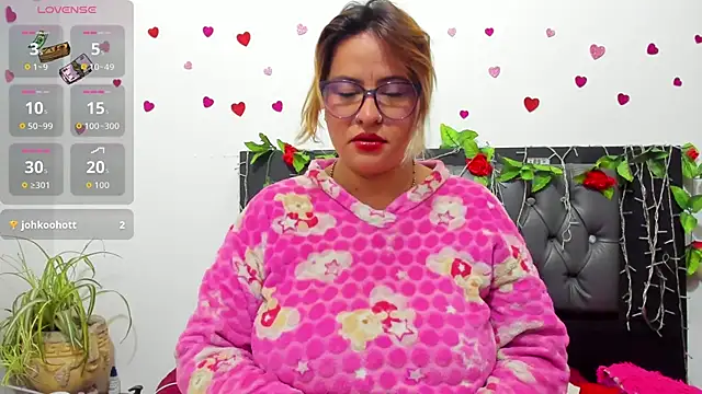 Snapshot of hazel_34 chatting on November 17, 8:31 am hazel 34 online show from November 17, 8:31 am