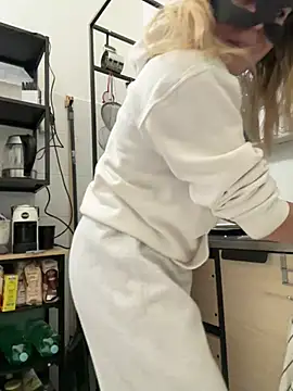 LadyScarlett-xk online show from December 8, 8:20 am