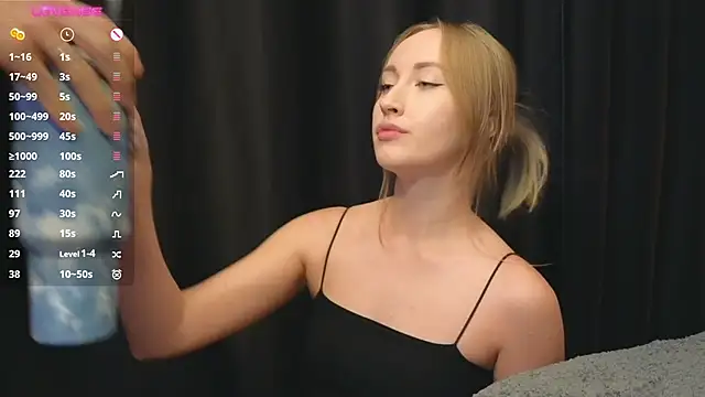 Snapshot of luxmuur chatting on October 18, 3:02 pm luxmuur online show from October 18, 3:02 pm