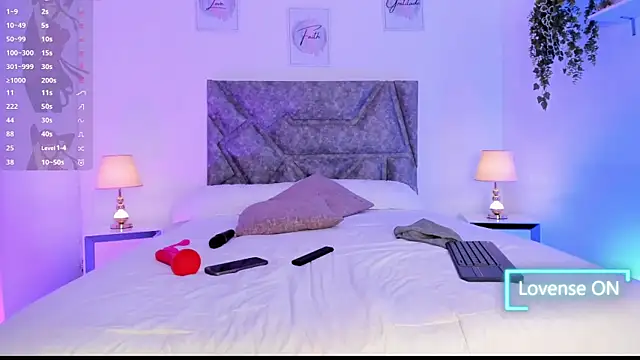 Snapshot of emilycat_777 chatting on November 5, 3:50 am emilycat 777 online show from November 5, 3:50 am