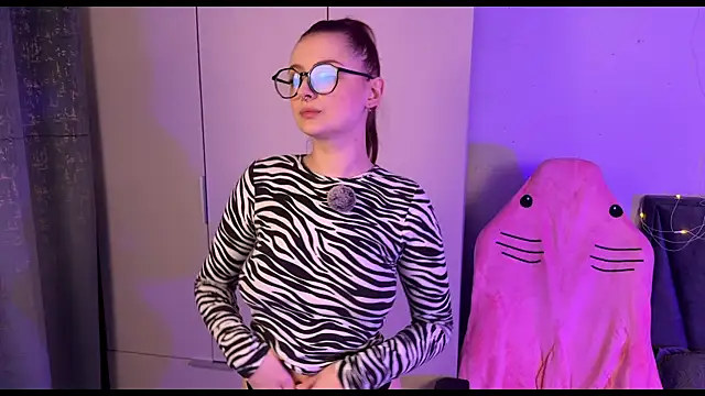 Snapshot of RozieRose chatting on October 14, 5:19 am RozieRose online show from October 14, 5:19 am