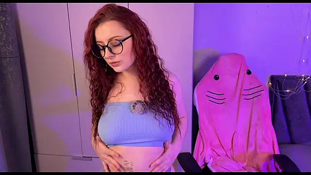 Snapshot of RozieRose chatting on October 17, 4:26 am RozieRose online show from October 17, 4:26 am