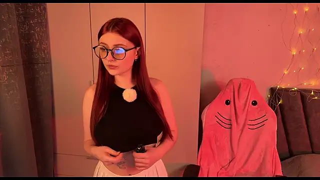 Snapshot of RozieRose chatting on November 28, 11:57 am RozieRose online show from November 28, 11:57 am