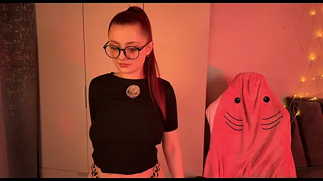 Snapshot of RozieRose chatting on December 2, 2:28 am RozieRose online show from December 2, 2:28 am