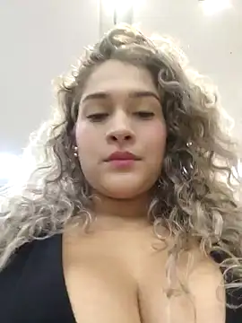 Sara smiiith211 online show from December 12, 1:21 am