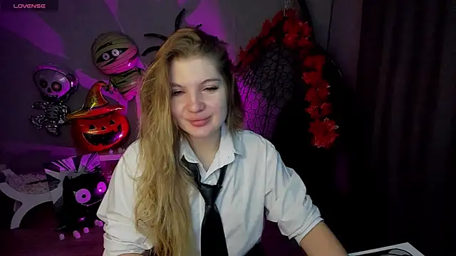 Snapshot of lily_williamss chatting on October 31, 12:11 am lily williamss online show from October 31, 12:11 am