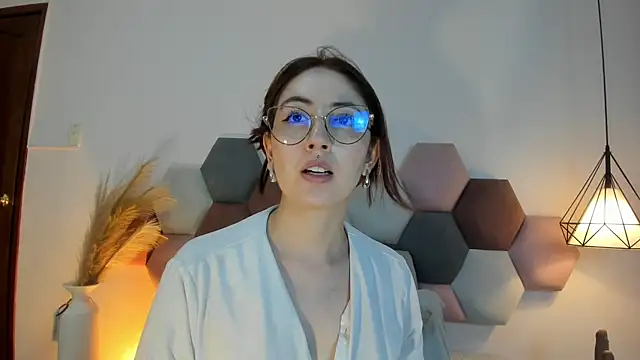 Snapshot of Emilywatsonn chatting on October 25, 10:48 pm Emilywatsonn online show from October 25, 10:48 pm