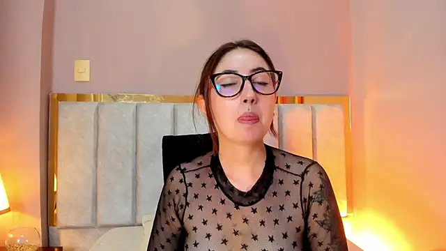 Snapshot of Emilywatsonn chatting on November 29, 12:24 am Emilywatsonn online show from November 29, 12:24 am