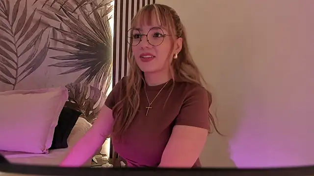 Samaantha-White online show from April 21, 11:16 am