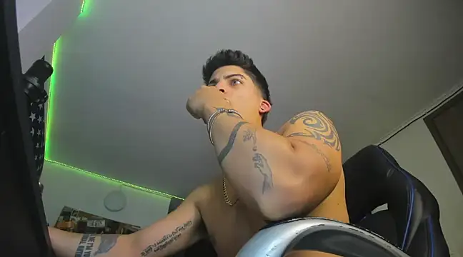 Snapshot of charlie_hotxxx chatting on February 13, 3:50 am charlie hotxxx online show from February 13, 3:50 am