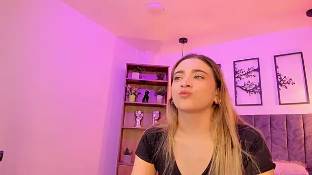 Snapshot of Andy_and_emma chatting on March 20, 12:43 pm Andy and emma online show from March 20, 12:43 pm