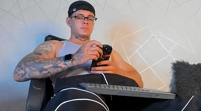 Snapshot of NoahhBrown chatting on January 8, 1:42 am NoahhBrown online show from January 8, 1:42 am