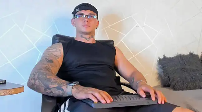 Snapshot of NoahhBrown chatting on January 9, 9:06 am NoahhBrown online show from January 9, 9:06 am