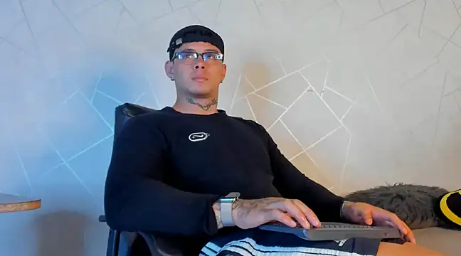 Snapshot of NoahhBrown chatting on January 10, 3:29 am NoahhBrown online show from January 10, 3:29 am