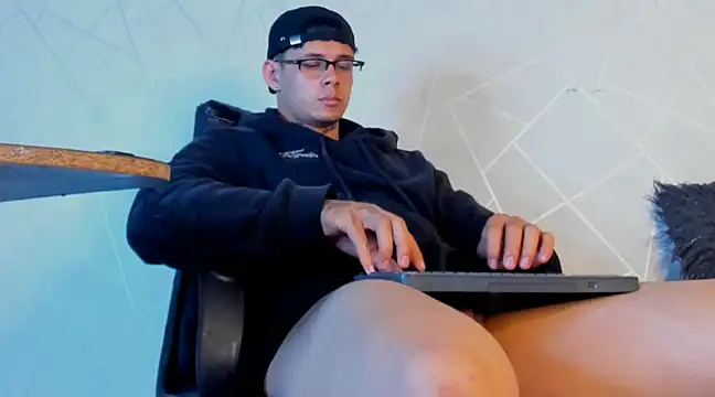 Snapshot of NoahhBrown chatting on January 12, 7:11 am NoahhBrown online show from January 12, 7:11 am