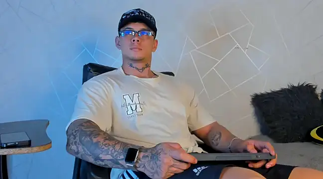 Snapshot of NoahhBrown chatting on January 14, 4:25 am NoahhBrown online show from January 14, 4:25 am