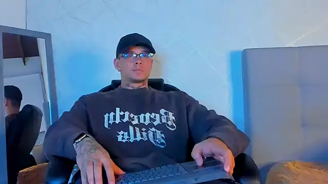 Snapshot of NoahhBrown chatting on January 30, 2:49 am NoahhBrown online show from January 30, 2:49 am