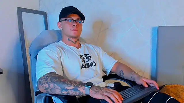 Snapshot of NoahhBrown chatting on February 5, 3:23 am NoahhBrown online show from February 5, 3:23 am