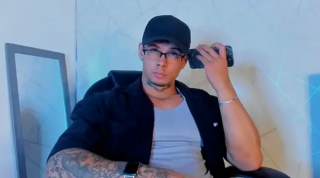 Snapshot of NoahhBrown chatting on February 9, 2:17 am NoahhBrown online show from February 9, 2:17 am