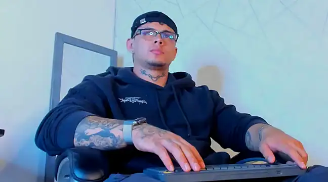 Snapshot of NoahhBrown chatting on February 12, 3:18 am NoahhBrown online show from February 12, 3:18 am