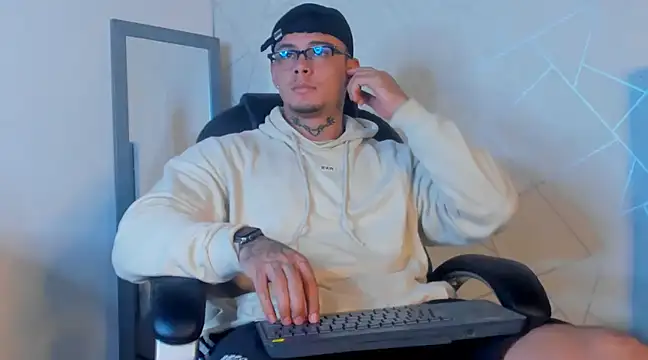 Snapshot of NoahhBrown chatting on February 14, 3:33 am NoahhBrown online show from February 14, 3:33 am