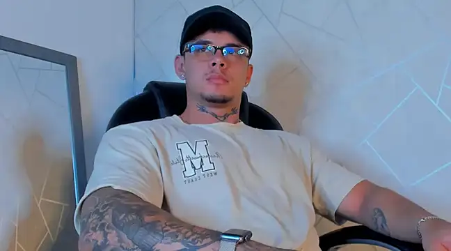 Snapshot of NoahhBrown chatting on February 19, 6:55 am NoahhBrown online show from February 19, 6:55 am