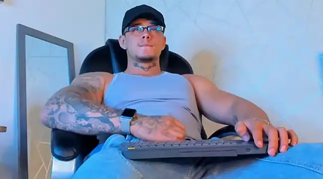 Snapshot of NoahhBrown chatting on February 20, 6:39 am NoahhBrown online show from February 20, 6:39 am