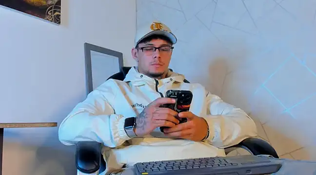 Snapshot of NoahhBrown chatting on February 23, 3:35 am NoahhBrown online show from February 23, 3:35 am