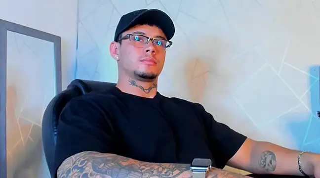 Snapshot of NoahhBrown chatting on February 24, 2:08 am NoahhBrown online show from February 24, 2:08 am