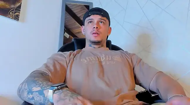 Snapshot of NoahhBrown chatting on March 8, 3:17 am NoahhBrown online show from March 8, 3:17 am