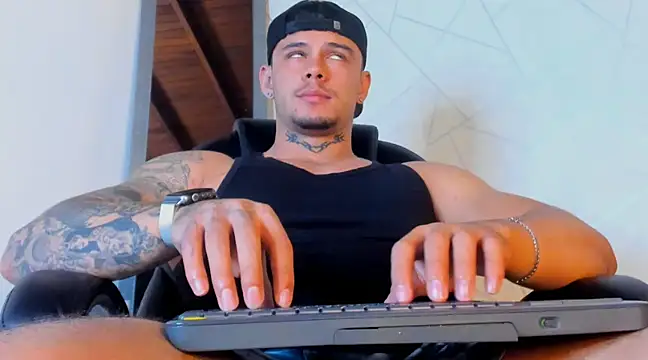 Snapshot of NoahhBrown chatting on March 10, 6:16 am NoahhBrown online show from March 10, 6:16 am