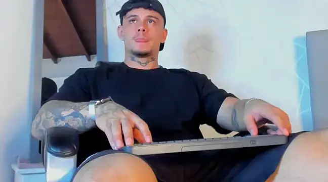 Snapshot of NoahhBrown chatting on March 19, 3:30 am NoahhBrown online show from March 19, 3:30 am