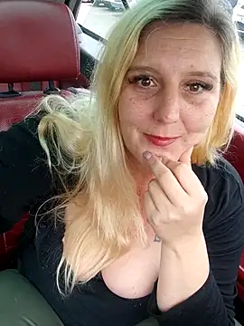 BecciDeluxe online show from April 13, 7:58 am