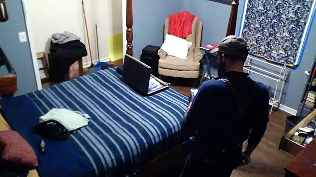 Snapshot of Onesieboy4daddys chatting on December 18, 6:25 pm Onesieboy4daddys online show from December 18, 6:25 pm