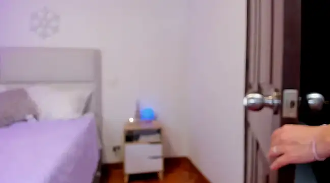 Snapshot of tierra_n chatting on December 7, 9:44 pm tierra n online show from December 7, 9:44 pm