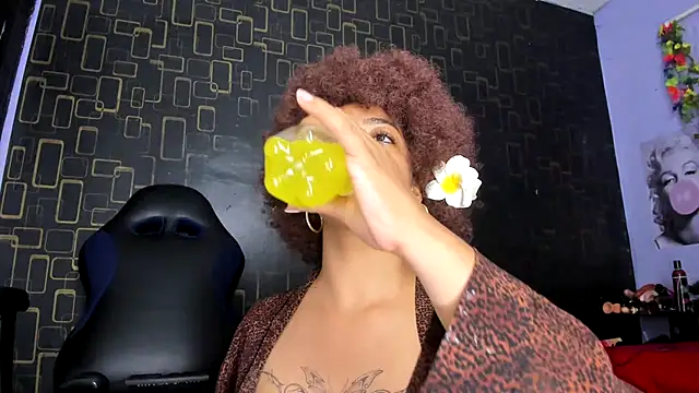 Snapshot of Alika01 chatting on February 14, 12:51 am Alika01 online show from February 14, 12:51 am