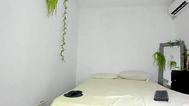 Snapshot of Alika01 chatting on September 29, 9:19 pm Alika01 online show from September 29, 9:19 pm