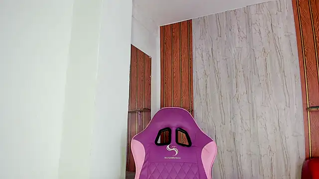 Snapshot of Alika01 chatting on October 4, 1:42 pm Alika01 online show from October 4, 1:42 pm