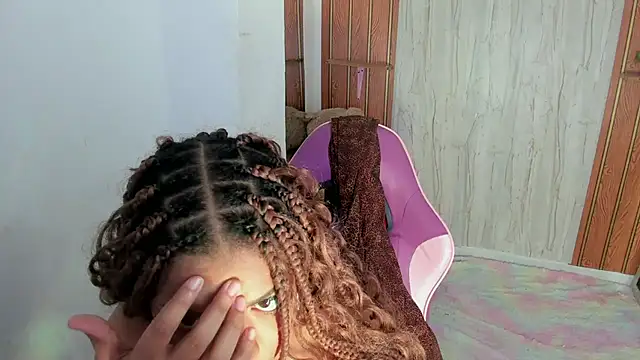 Snapshot of Alika01 chatting on October 25, 1:29 pm Alika01 online show from October 25, 1:29 pm