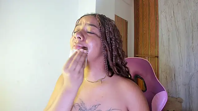 Snapshot of Alika01 chatting on October 26, 1:39 pm Alika01 online show from October 26, 1:39 pm