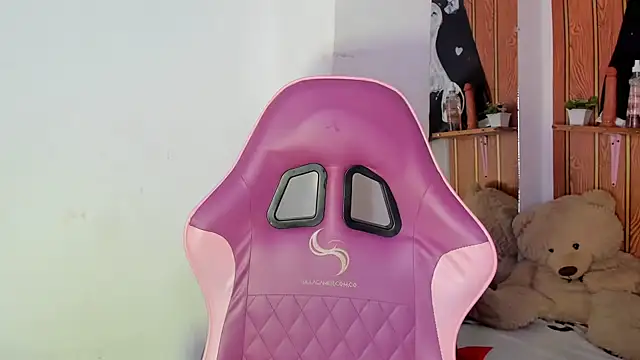 Snapshot of Alika01 chatting on December 1, 1:38 pm Alika01 online show from December 1, 1:38 pm