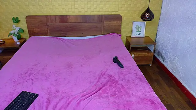 Snapshot of Mrs_booty chatting on February 6, 5:19 pm Mrs booty online show from February 6, 5:19 pm