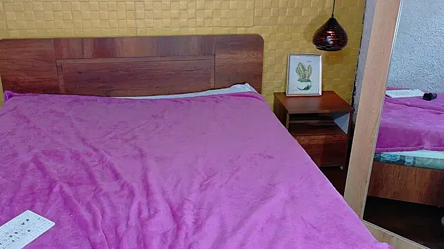 Snapshot of Mrs_booty chatting on March 6, 5:33 pm Mrs booty online show from March 6, 5:33 pm