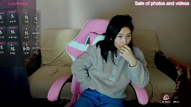 Snapshot of SaraXray chatting on September 29, 3:33 am SaraXray online show from September 29, 3:33 am