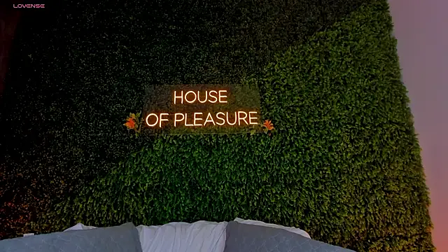 sarah-bonneth online show from March 17, 11:35 am