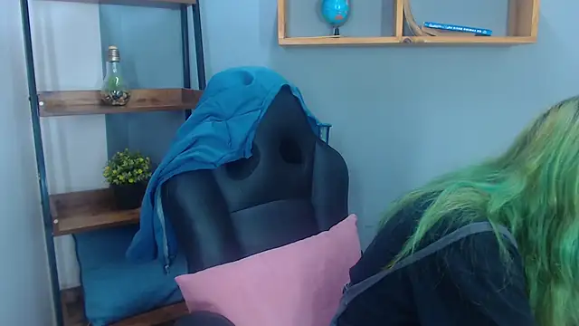 Snapshot of Erika_Stevens chatting on November 15, 1:25 am Erika Stevens online show from November 15, 1:25 am