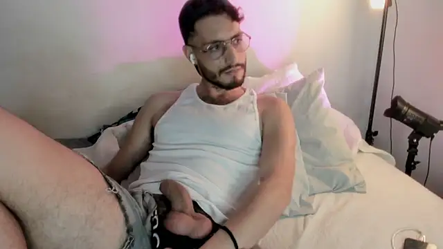 Snapshot of axel_giracr chatting on January 19, 3:18 am axel giracr online show from January 19, 3:18 am