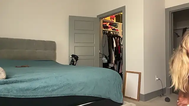 Snapshot of ElenaErickson chatting on December 2, 7:49 pm ElenaErickson online show from December 2, 7:49 pm