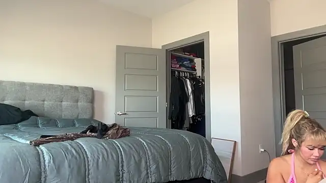 Snapshot of ElenaErickson chatting on March 3, 10:52 pm ElenaErickson online show from March 3, 10:52 pm