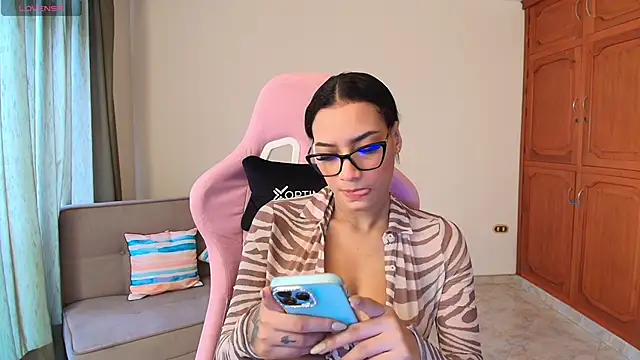 Snapshot of lili_jade222 chatting on November 8, 12:27 pm lili jade222 online show from November 8, 12:27 pm